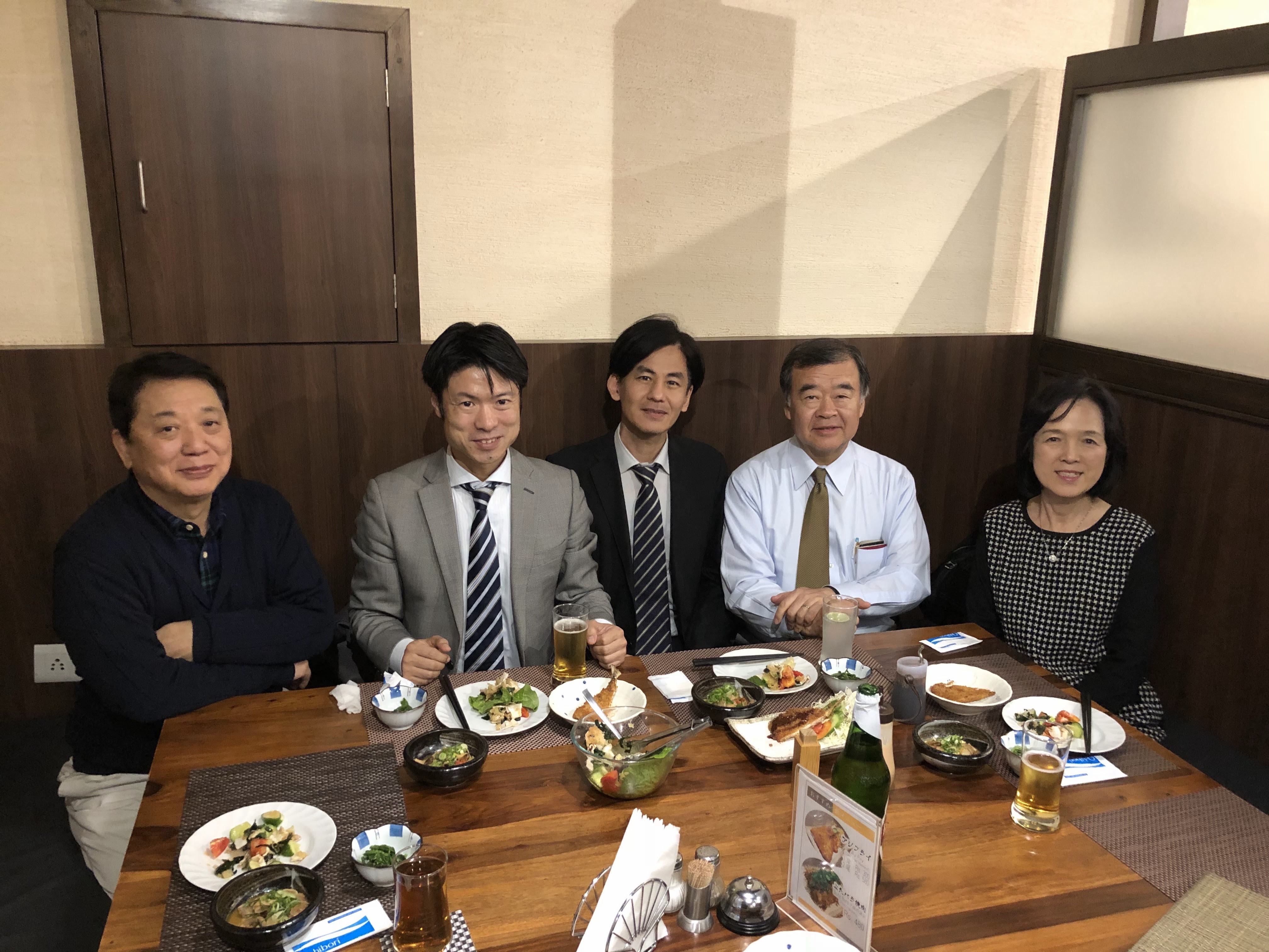 ニューデリーで中島敬二氏らと会食を交えて意見交換する様子