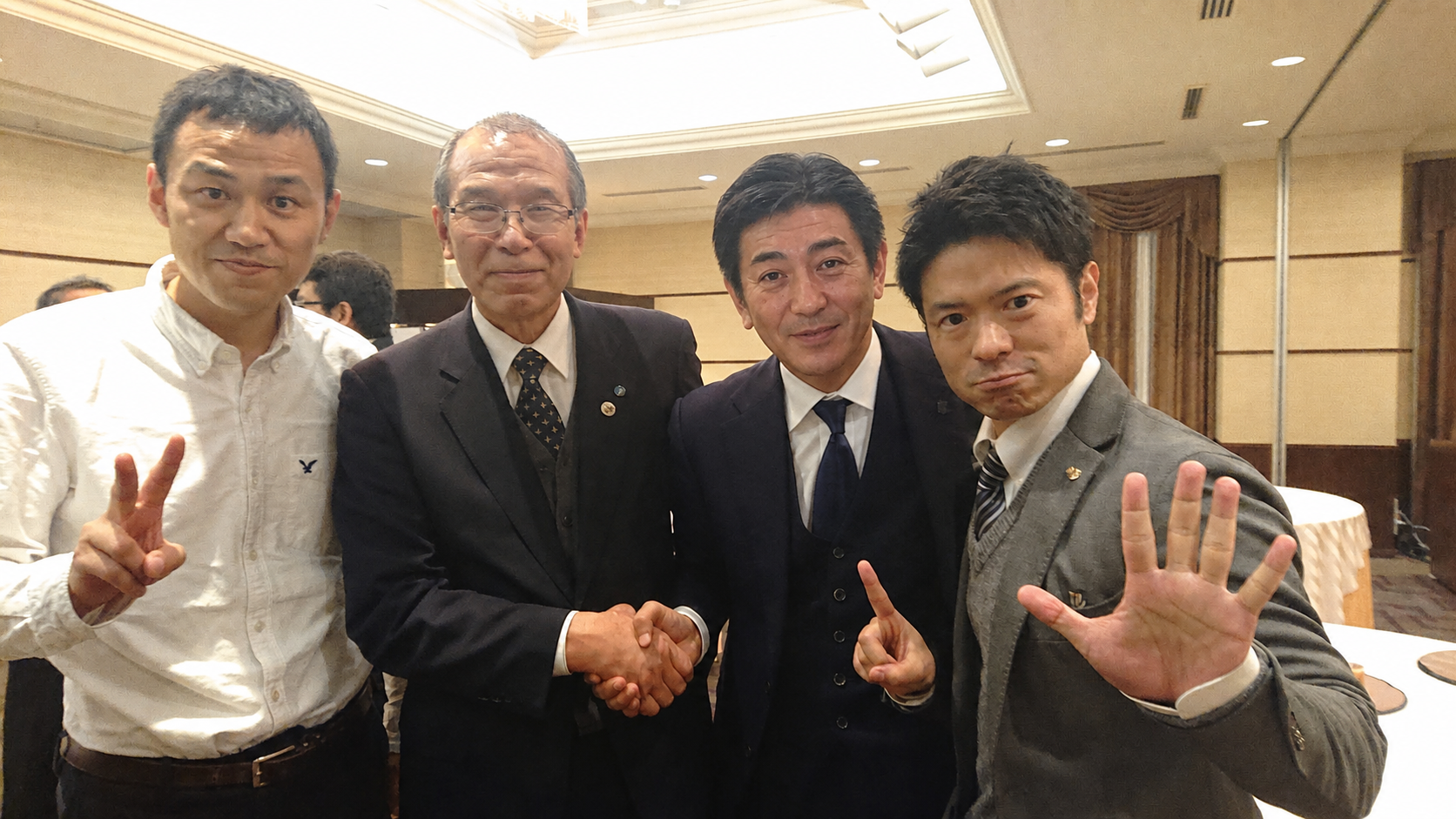 五島市で開かれた意見交換会で、西貴史、MTG松下剛社長、当時の新上五島町長らが並ぶ様子