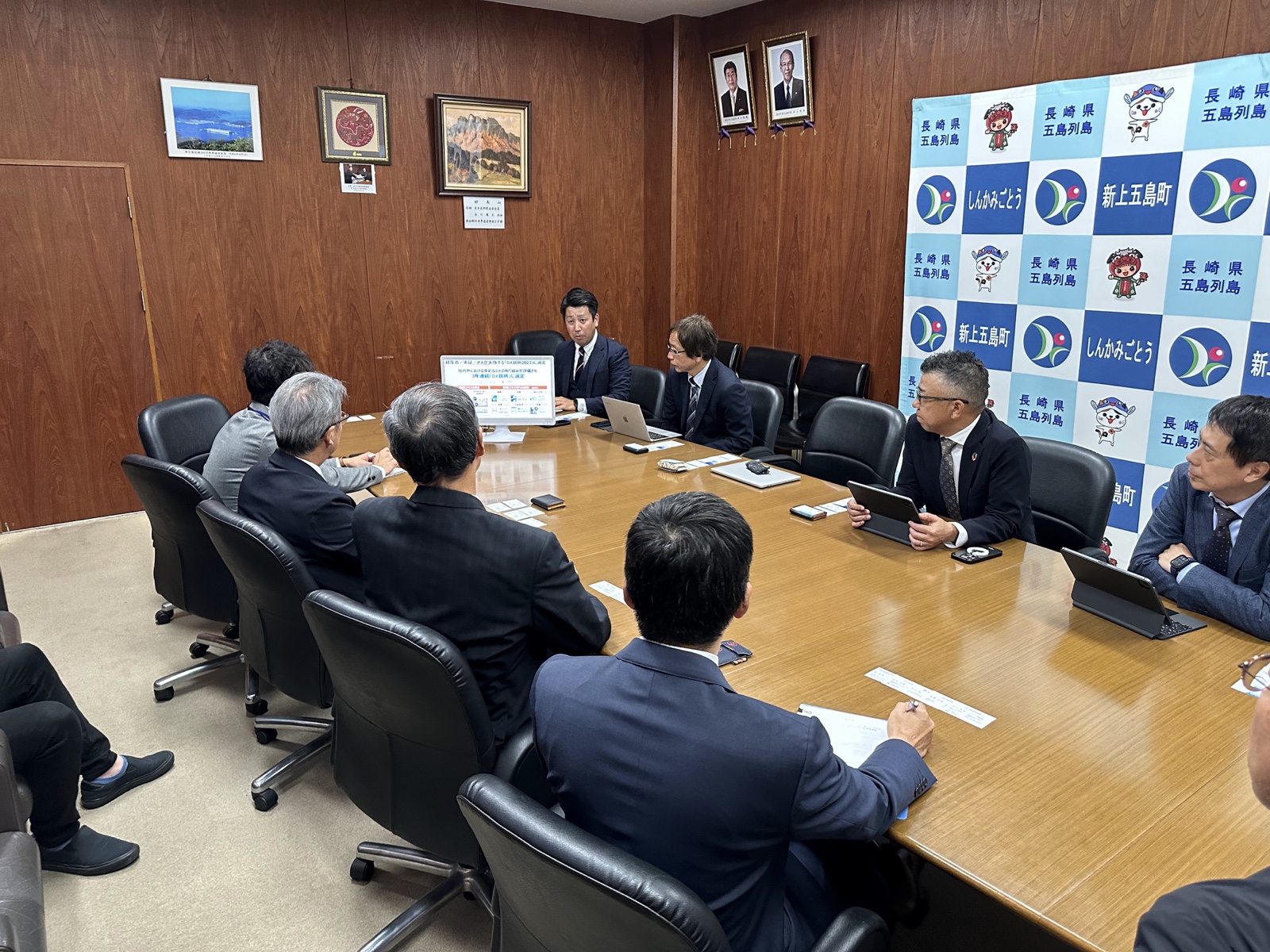 新上五島町長室で行われたICT化とGoogle Camp構想の提案会議