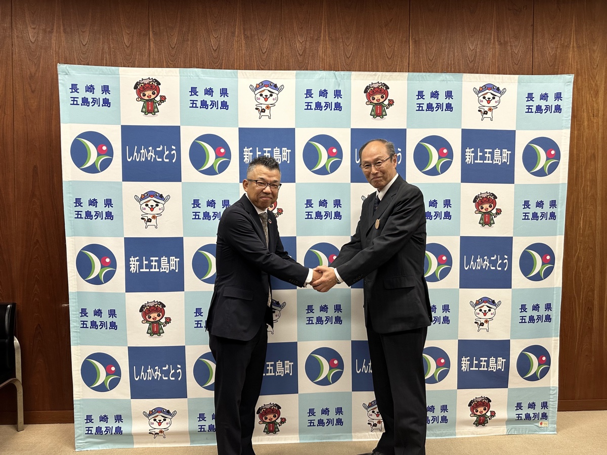 新上五島町長とソフトバンク株式会社の田口部長が握手を交わす様子