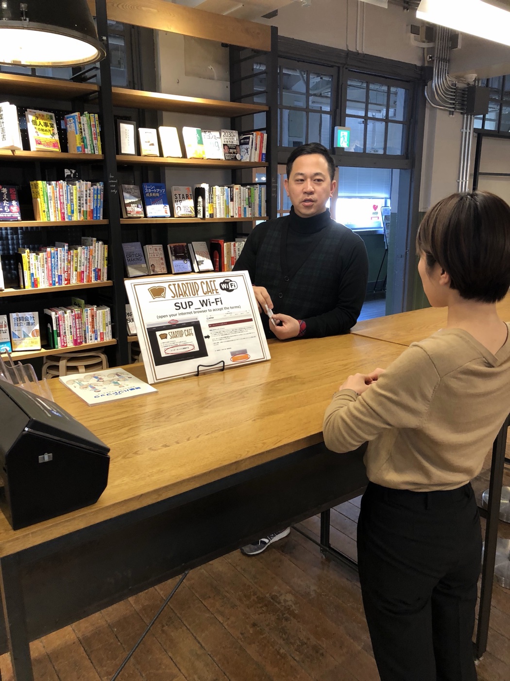天神スタートアップカフェで、当時のコンシェルジュに手のひらの百貨店の事業構想を相談する様子